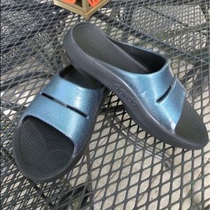 OOFOS Ooahh Blue Metallic Luxe Slide W8 M6